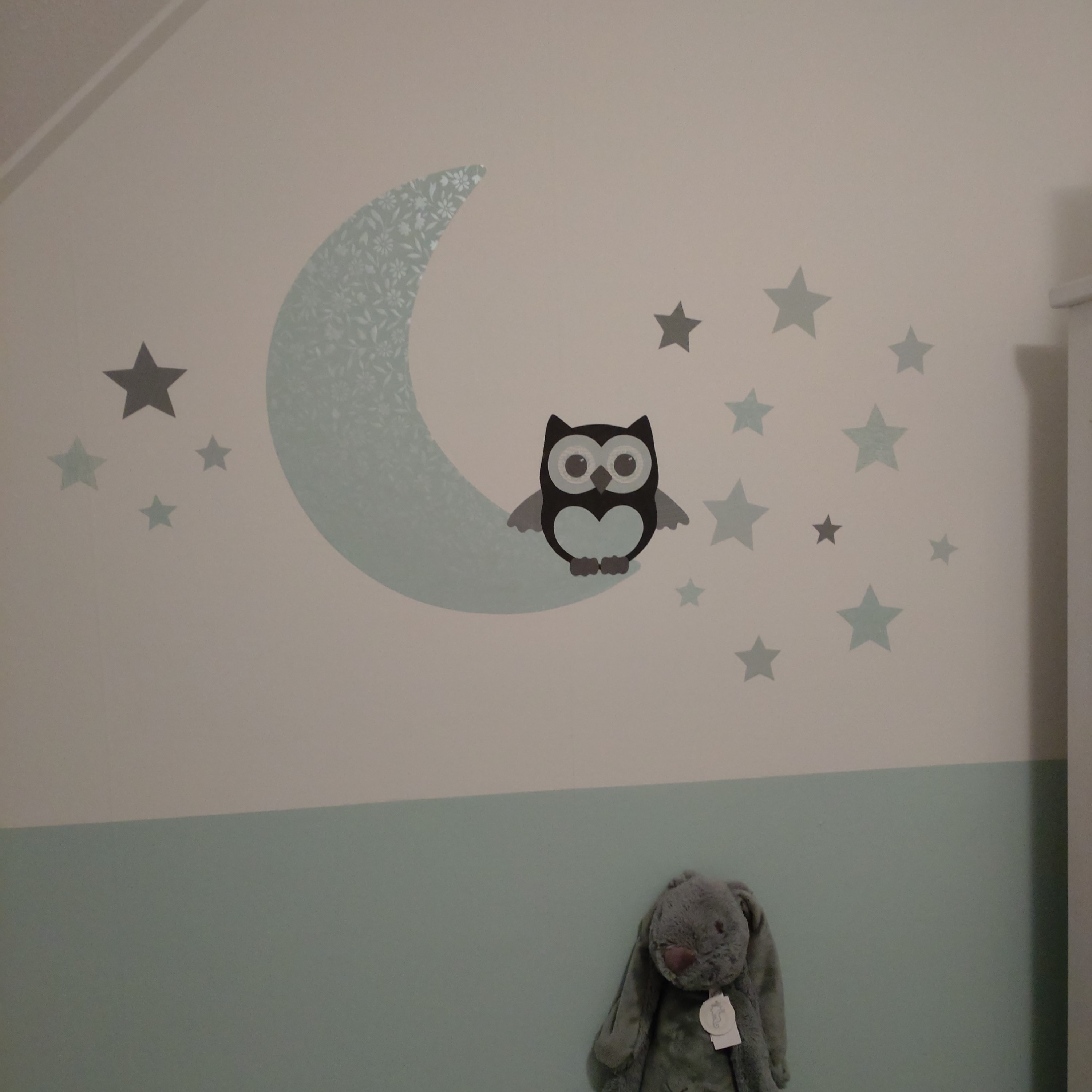 Mintgroene babykamer met uil op de maan behangsticker